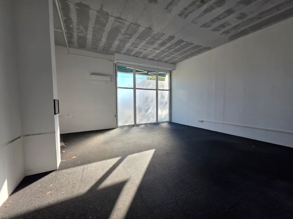 Tirane, jepet me qera magazine Kati 0, 300 m² 1.950 € (Casa Italia)