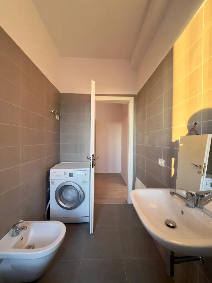 Tirane, jepet me qera 3+1+Ballkon Kati 9, 90 m² 600 € (ish fusha e Aviacionit)