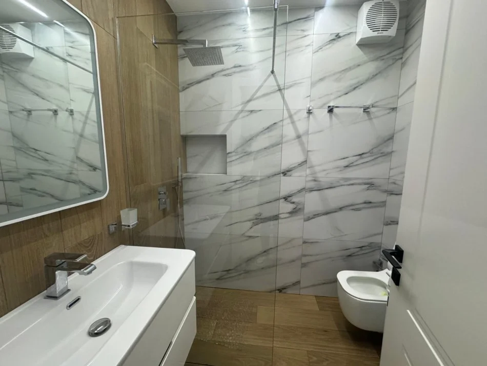 Tirane, jepet me qera apartament 2+1 Kati 5, 120 m² 700 € (Bulevardi i Ri)