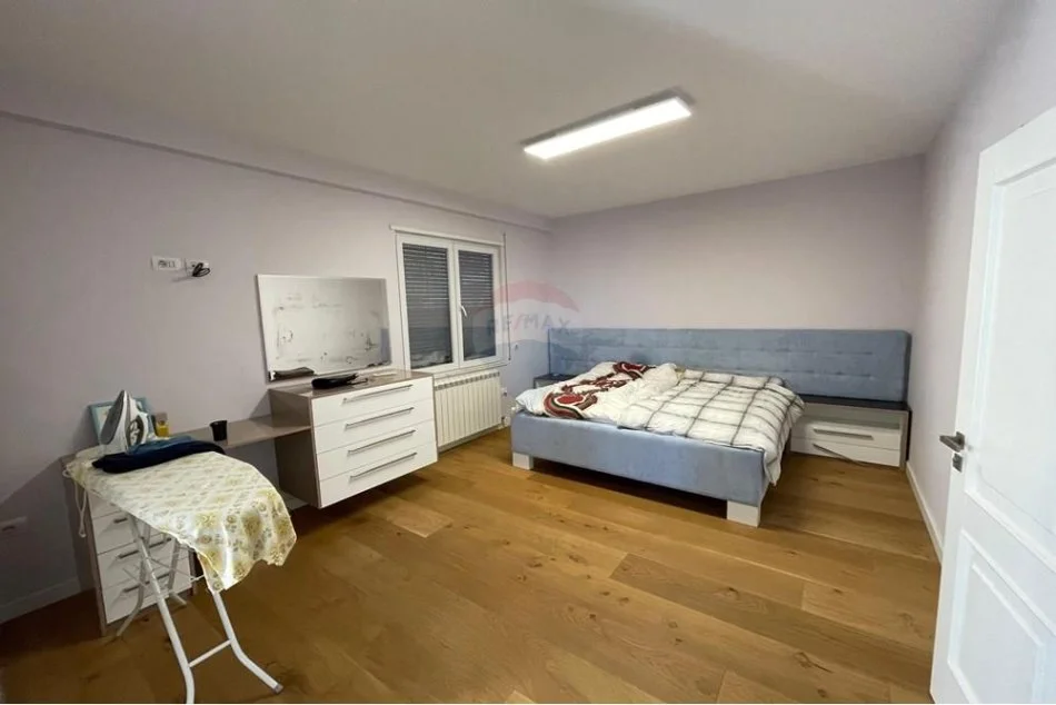 shitet , 240 m² 450.000 € (APARTAMENT 4+2+3 PER SHITJE NE KINOSTUDIO)