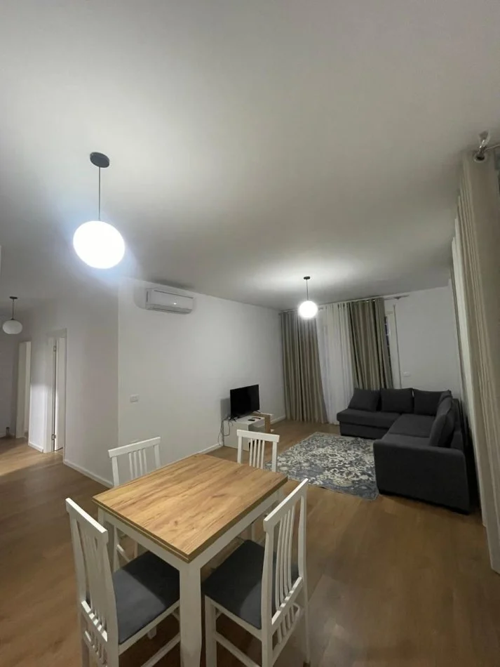 Tirane, jepet me qera apartament 2+1+Ballkon Kati 3, 9.793 m² 800 € (Rr.Don Bosko)