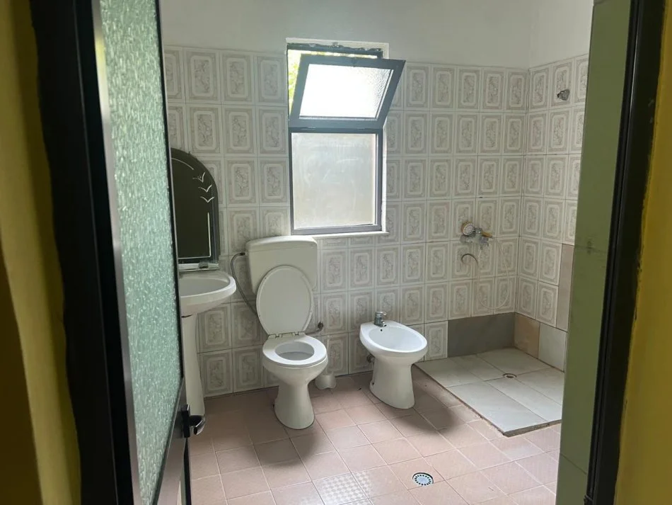 Tirane, jepet me qera apartament 1+1 Kati 1, 370 € (Rrugica Idajet Lezha)