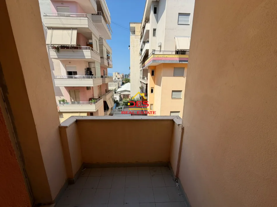 Vlore, jepet me qera apartament 2+1+Ballkon Kati 4, 110 m² 450 € (Rruga Lef Sallata)