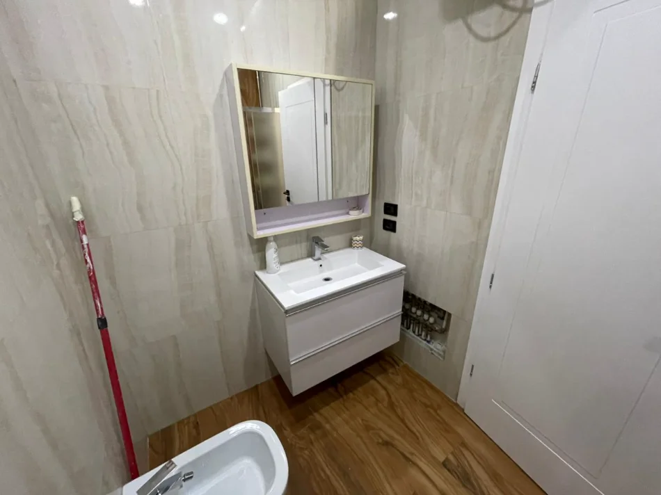 Tirane, jepet me qera apartament 2+1+Ballkon Kati 1, 114 m² 600 € 