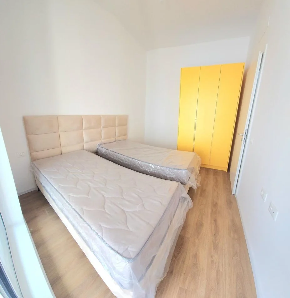 Tirane, jepet me qera apartament 1+1+Ballkon Kati 5, 400 m² 400 € (Ali Dem)