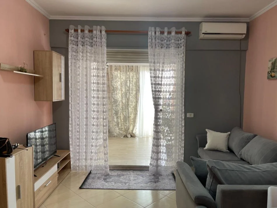 komuna  e parisit ndarje qeraje 300eur perosni jepet me qera Kati 2, siper qendres kristal