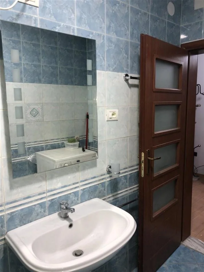 Tirane, jepet me qera apartament 1+1 Kati 2, 580 € (Karburant Kastrati)
