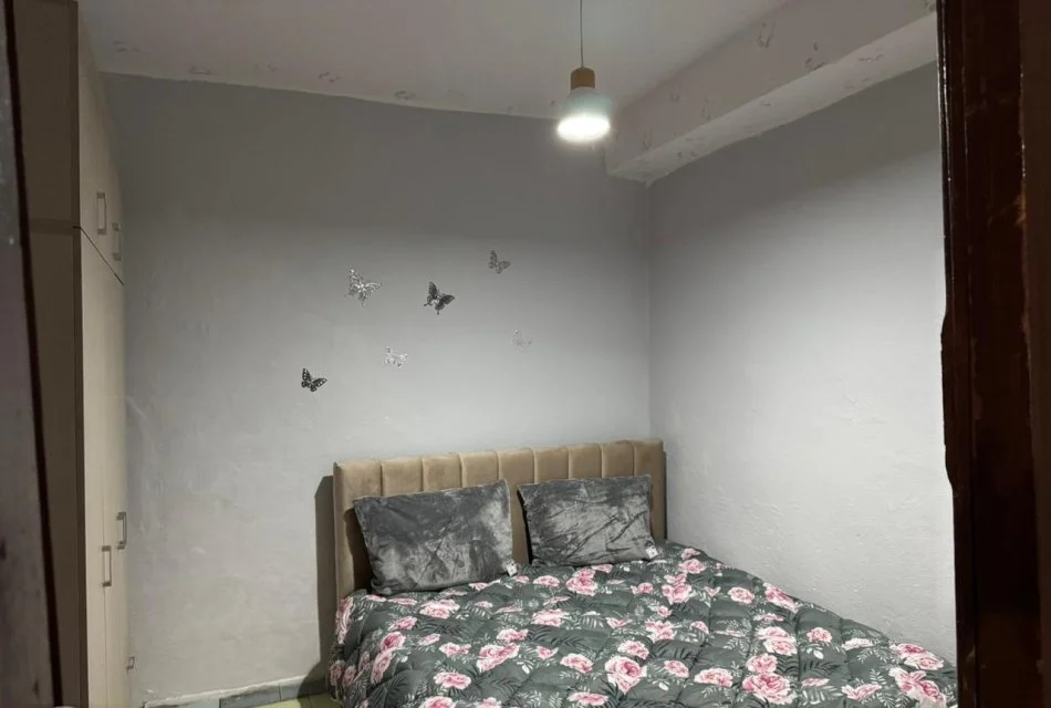 Tirane, jepet me qera shtepi 2+1 Kati 1, 80 m² 300 € (rruga Xhanfize Keko)