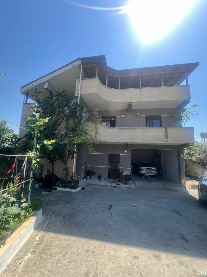 Tirane, shitet Vile Vile 3 Katshe , 680 m² 280.000 € (Yzberisht)