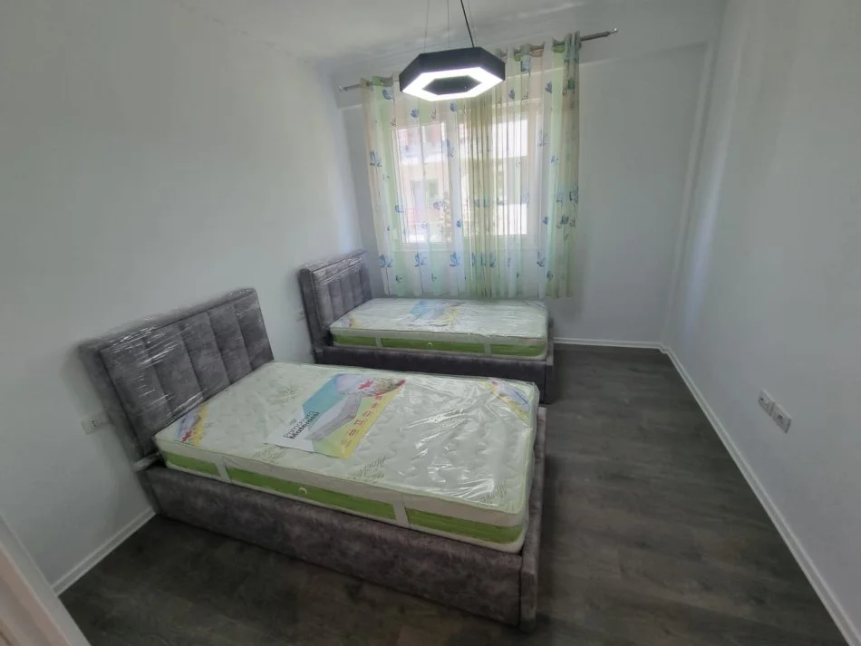 Tirane, jepet me qera apartament 2+1+Ballkon Kati 3, 95 m² 600 € (rruga Hamdi Sina)