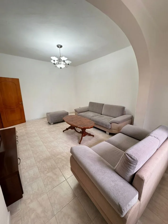 Durres, jepet me qera shtepi 2+1+2 Kati 2, 100 m² 400 € (STACIONI TRENIT DURRES!)