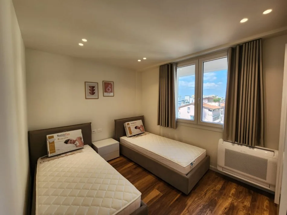 Tirane, jepet me qera apartament 2+1 , 120 m² 1.200 € (ne Qender)