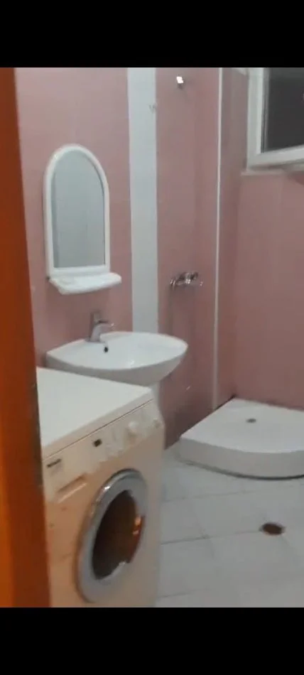 Tirane, jepet me qera apartament 1+1 Kati 2, 60 m² 400 € 