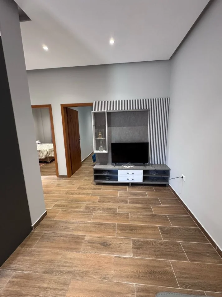 Tirane, jepet me qera shtepi 2+1+Ballkon Kati 2, 90 m² 450 € (rruga 3 Deshmoret)