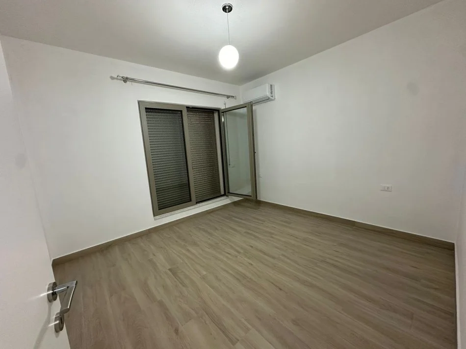 Tirane, jepet me qera apartament 2+1+Ballkon Kati 4, 100 m² 800 € (RRUGA E KAVAJES)