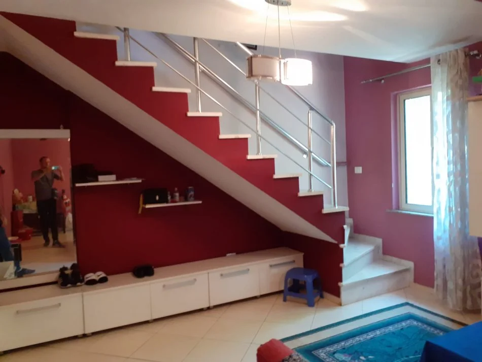Tirane, jepet me qera apartament duplex 2+1 Kati 4, 80 m² 600 € (Bulevardi Gjergj Fishta)
