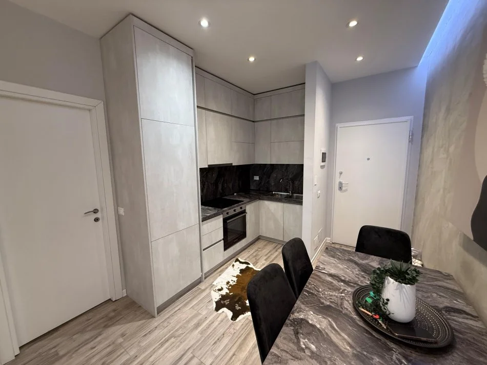 Tirane, jepet me qera apartament 1+1 Kati 4, 70 m² 700 € 