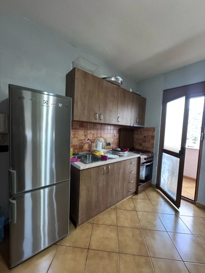 Tirane, jepet me qera apartament 1+1+Ballkon Kati 4, 70 m² 400 € (rruga Don Bosko)