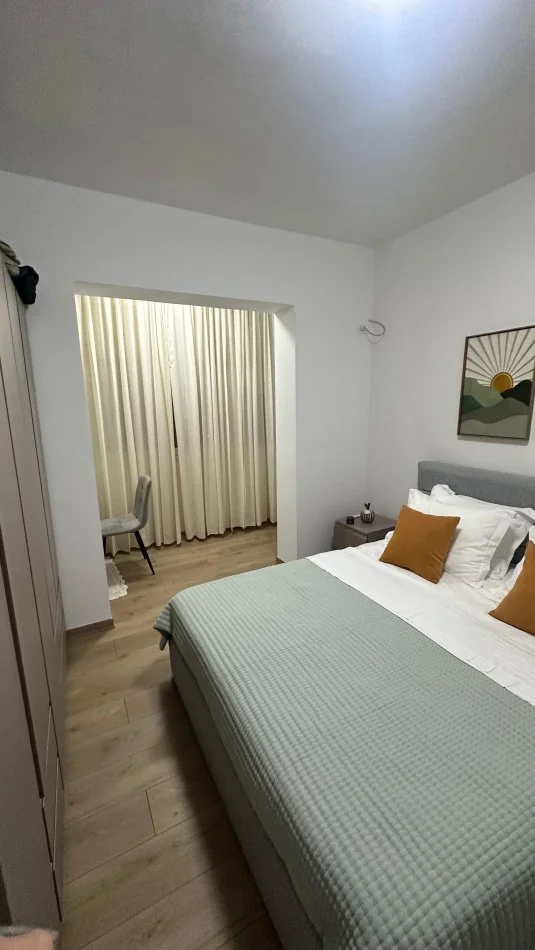 Tirane, jepet me qera apartament 2+1 Kati 2, 1 m² 850 € (Mine peza,Rruga e durresit)