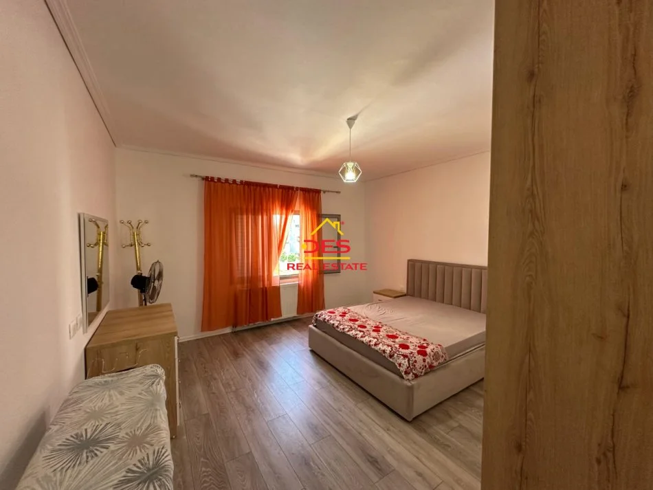 Vlore, jepet me qera apartament 2+1+Ballkon Kati 3, 100 m² 500 € (Rruga Gjergj Kastrioti)