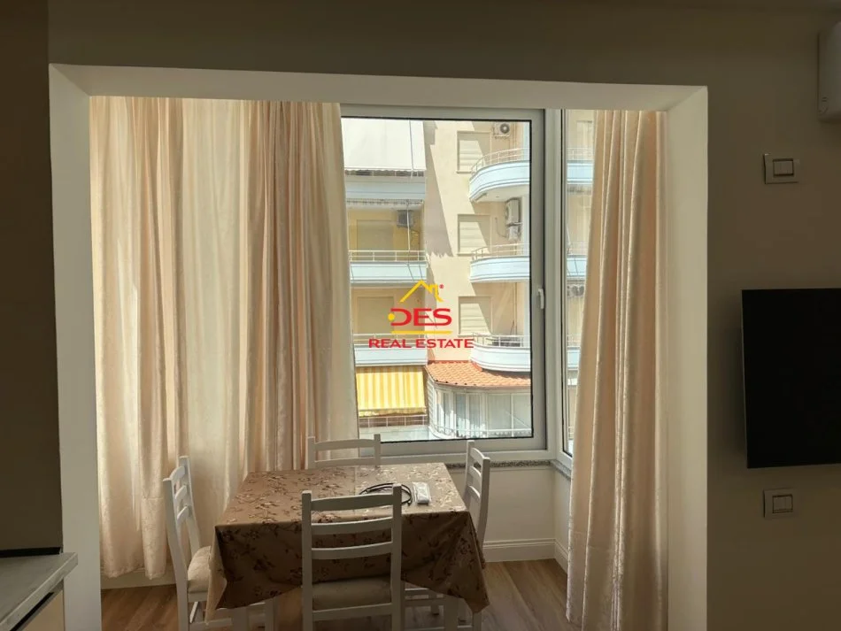 Vlore, jepet me qera apartament 1+1+Ballkon Kati 3, 70 m² 400 € (Rruga Murat Tërbaçi)
