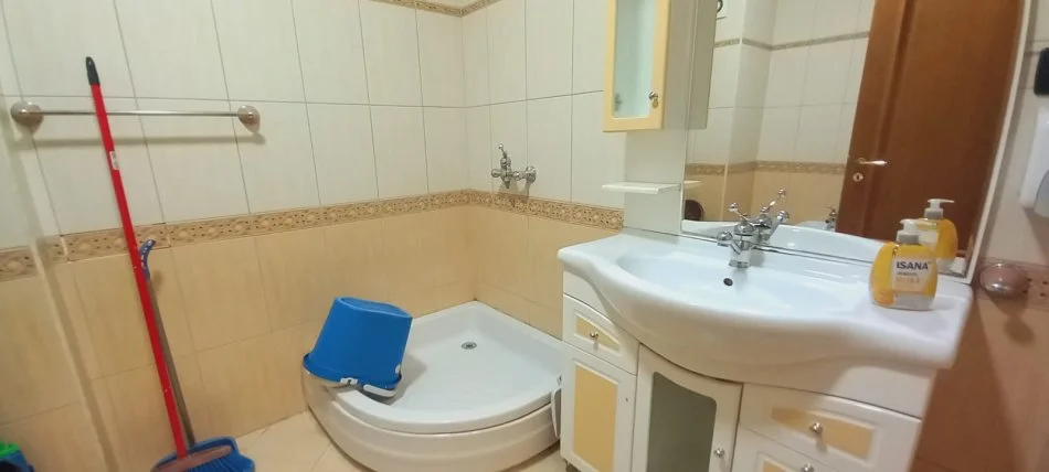 Tirane, jepet me qera Kati 2, 156 m² 2,000 € (Jepet per Qira Zyre ne Bllok , Tirane !)