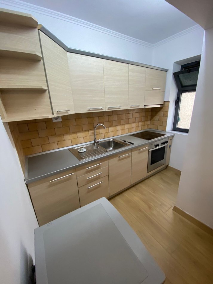 Tirane, jepet me qera apartament 1+1+Ballkon Kati 1, 65 m² 600 € (Myslym Shyri te karburant kastrati afer shkolles Faik Konica)