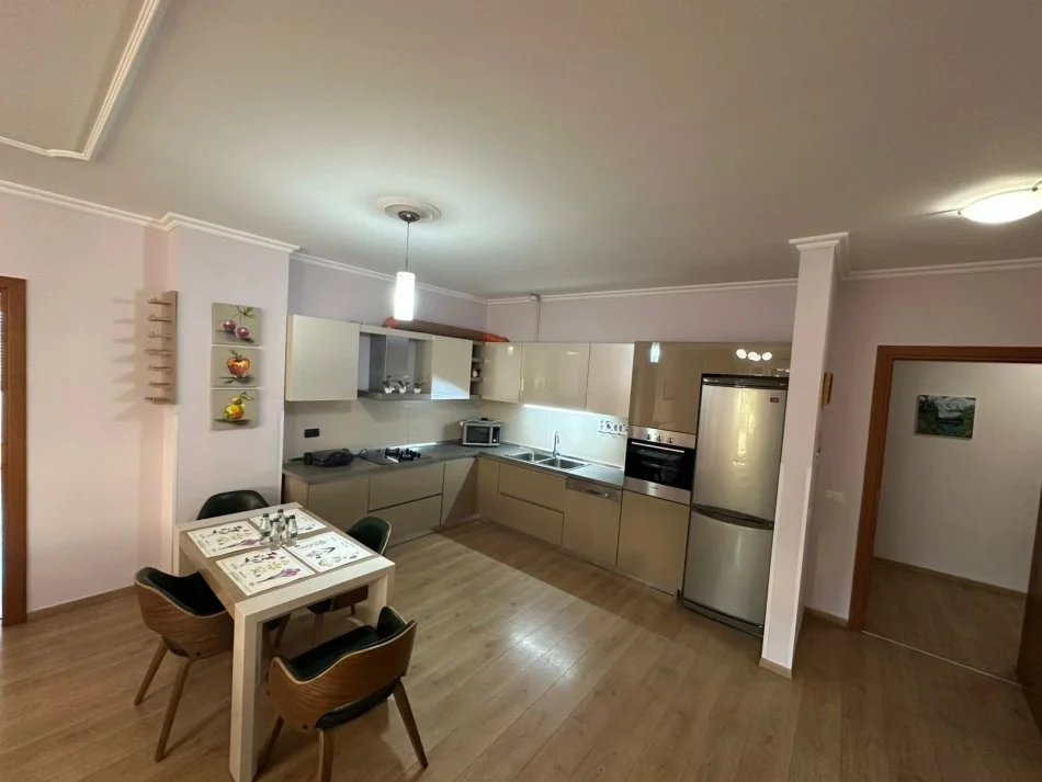 Tirane, jepet me qera apartament 2+1+Ballkon Kati 1, 117 m² 650 € (ptoptani)