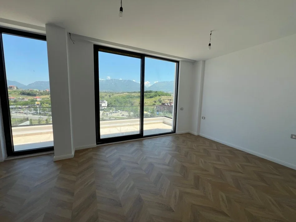 Tirane, jepet me qera Vile 4+1 Kati 0, 670 m² 5.000 € (teg)