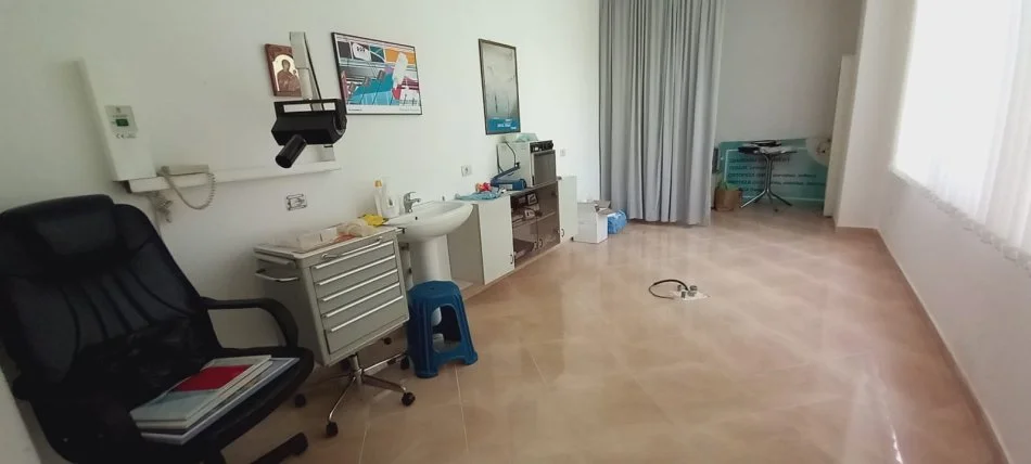 Tirane, shitet ambjent biznesi Kati 0, 82 m² 90.000 € (Shitet Klinike Dentare Fresku)