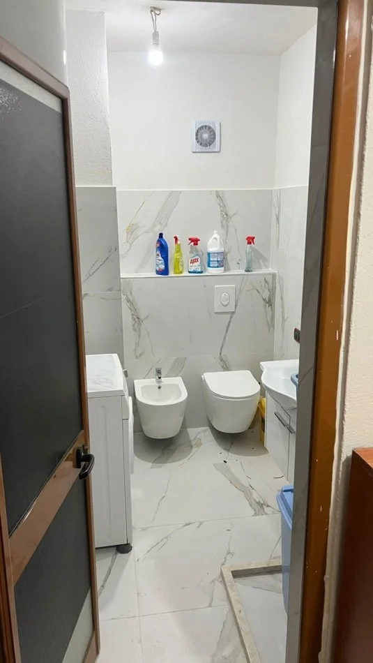 Tirane, jepet me qera apartament 2+1+Ballkon Kati 3, 90 m² 550€ (Rruga Ibrahim Kodra Komuna e Parisit)