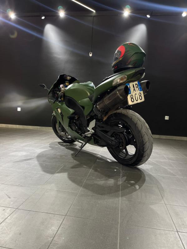 Tirane, shes motor sportiv Kawasaki ZR 10R 1000cc , ulliri 54 km 4.700 €