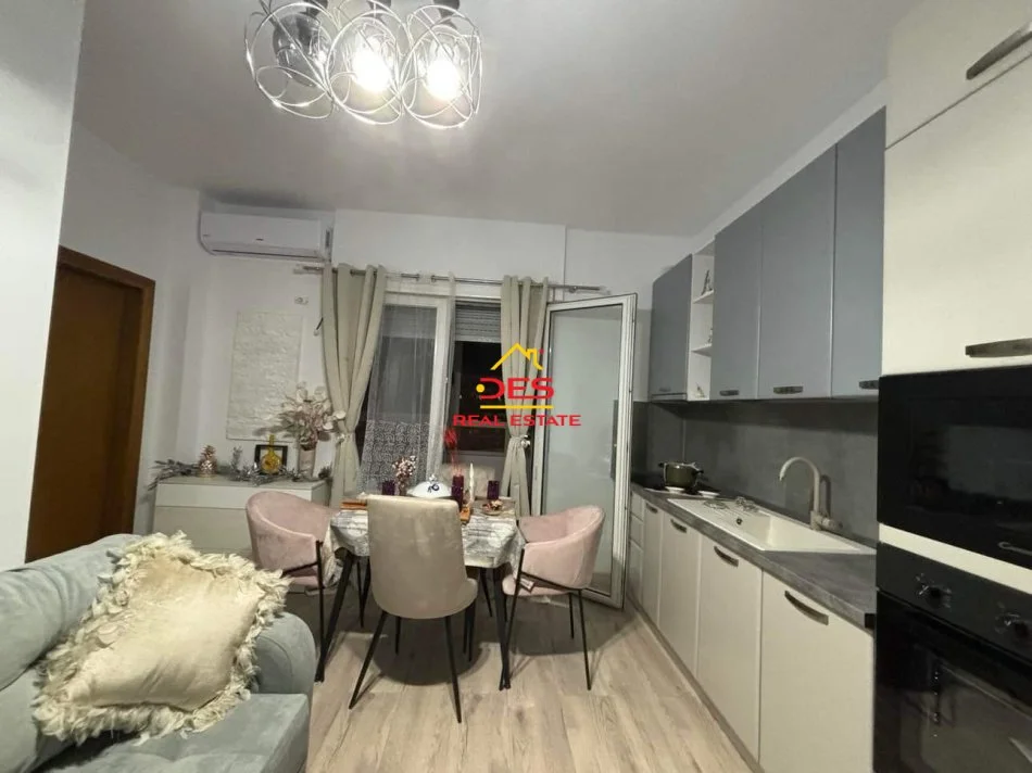 Vlore, jepet me qera apartament 1+1+Ballkon Kati 6, 70 m² 400 € (Rruga Gjergj Arianiti)