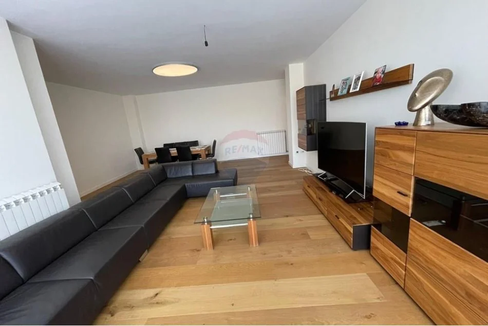 shitet , 240 m² 450.000 € (APARTAMENT 4+2+3 PER SHITJE NE KINOSTUDIO)