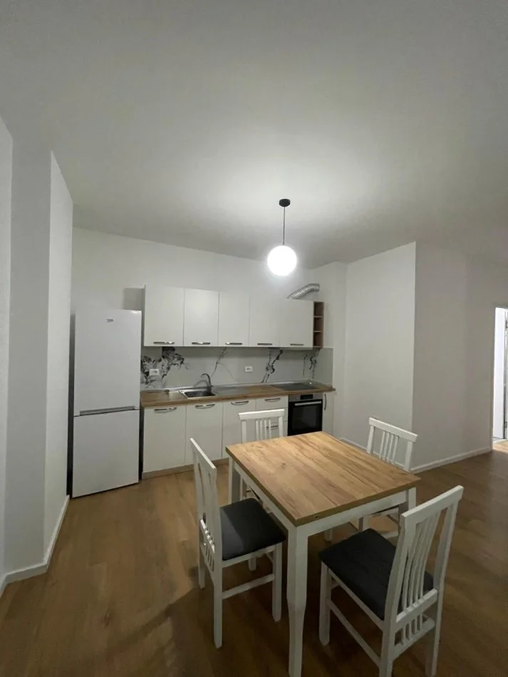 Tirane, jepet me qera apartament 2+1+Ballkon Kati 3, 9.793 m² 800 € (Rr.Don Bosko)