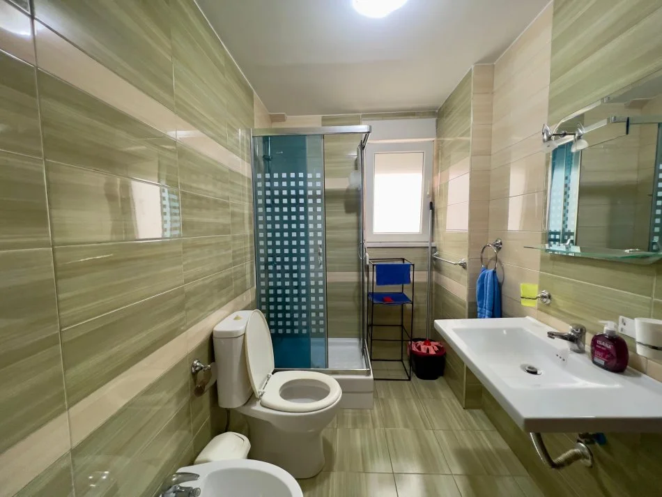 Tirane, jepet me qera apartament 2+1+Ballkon Kati 6, 110 m² 550 € (rruga ndre mjeda)