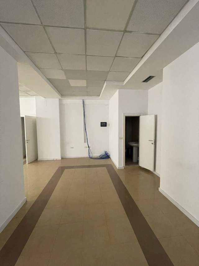 Tirane, jepet me qera ambjent biznesi Kati 2, 250 m² 3.000 Euro (rruga Shemsi Haka)
