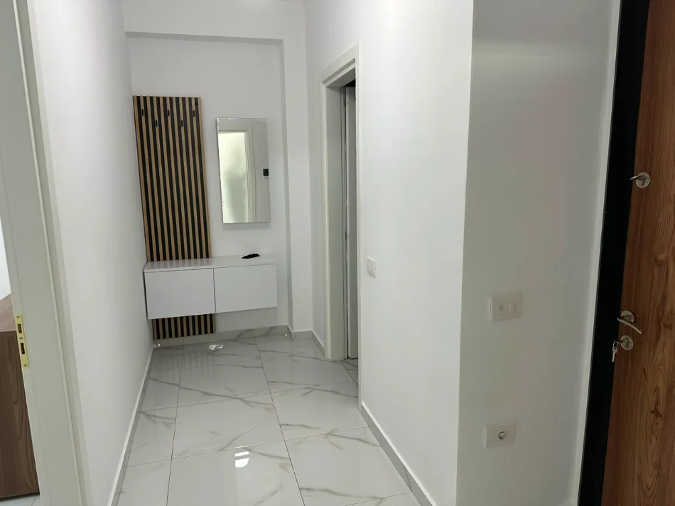 Tirane, jepet me qera apartament 1+1+Ballkon Kati 4, 77 m² 500 € (Rruga Sokrat Miho)