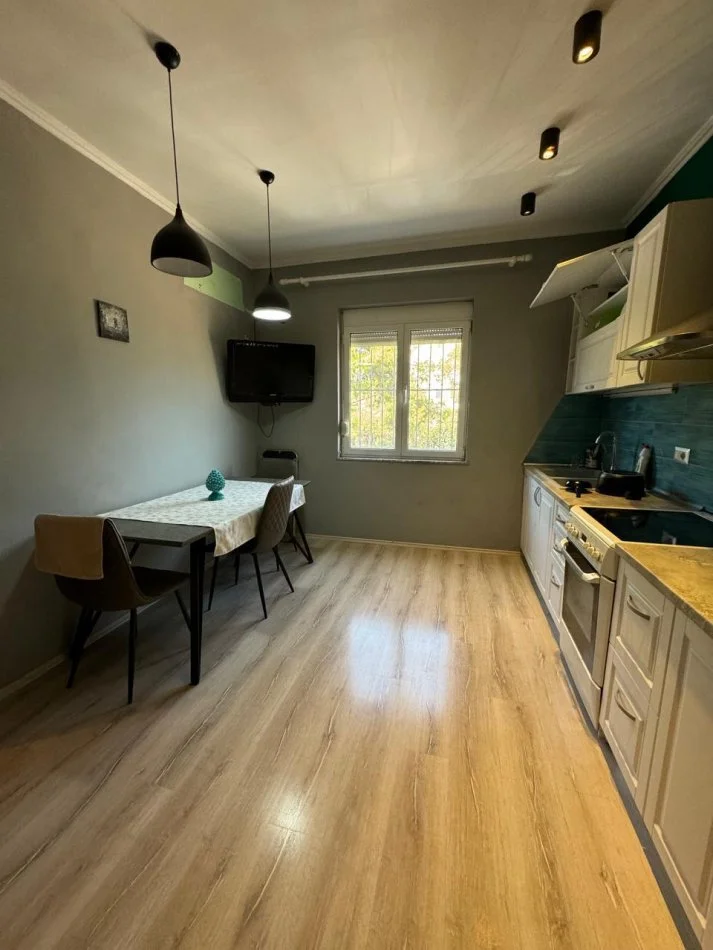 Tirane, jepet me qera apartament 1+1+Ballkon Kati 2, 65 m² 550 € (rruga Muhamet Gjollesha)