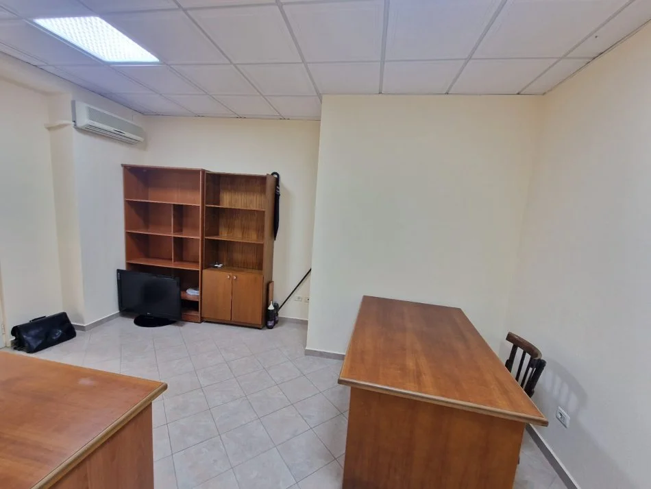 Durres,  JEPET ME QERA ZYRA NE ZONEN E GJYKATES NE DURRES Kati 1, 23 m²