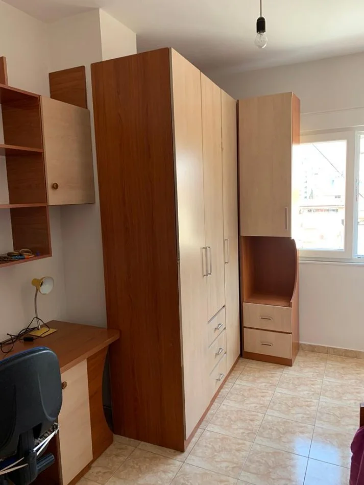 Tirane, jepet me qera apartament 2+1+Ballkon Kati 3, 96 m² 600 € (Kristal Centre)