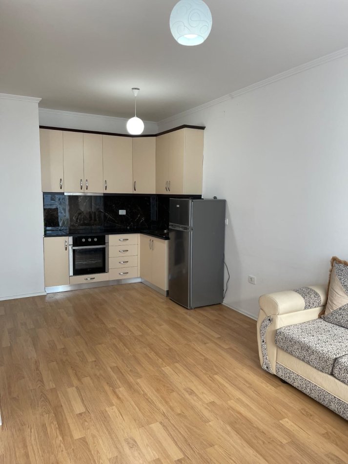Tirane, jepet me qera apartament 1+1 Kati 1, 66 m² 500 € (Te fiori di bosco)