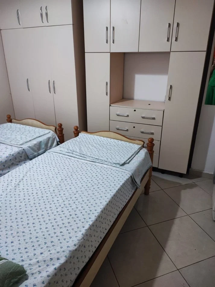 Tirane, jepet me qera 1+1 Kati 1, 70 m² 300 €