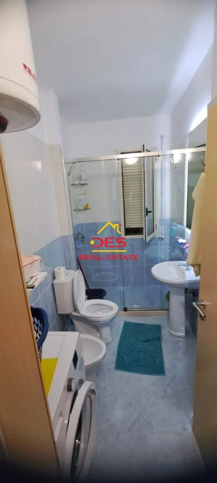 Vlore, jepet me qera apartament 1+1+Ballkon Kati 8, 70 m² 400 € (Lungomare)