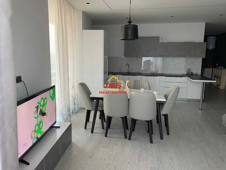 Vlore, jepet me qera apartament 2+1+Ballkon Kati 10, 90 m² 500 € (Rruga Irakli Pylli)
