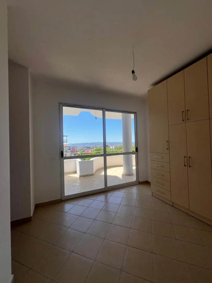 Tirane, shitet apartament 1+1+Ballkon Kati 4, 64 m² 84.000 € (Restorant Fresku, tek Sparkly Paws)