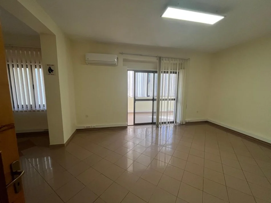 Tirane, jepet me qera zyre Kati 2, 130 m² 840 € (andon Zako Cajupi)