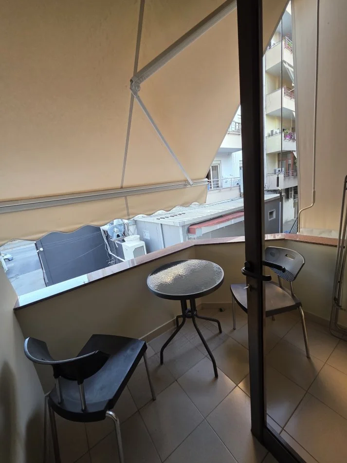 Tirane, jap me qera garsonier 1+1 Kati 2, 60 m² 400 € (Rruga e Kosovareve)