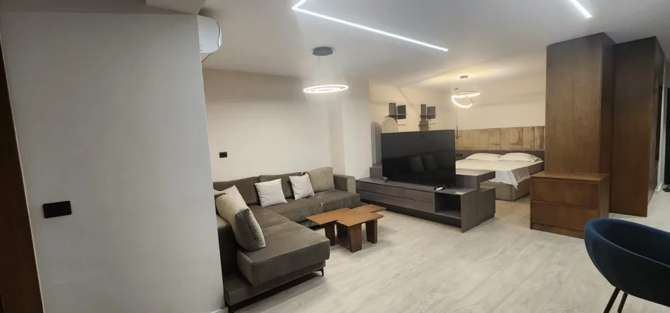Tirane, jepet me qera apartament 1+1 Kati 6, 750 € (ne Qender)