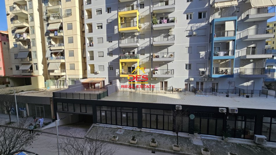 Vlore, jepet me qera apartament 1+1+Ballkon Kati 3, 70 m² 300 € (Rruga Gjergj Arianiti)
